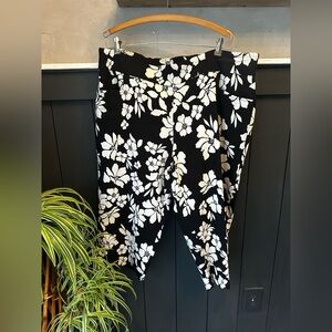Terra‎ & Sky Black and White Floral Capri Pants size 2X